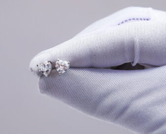 Arete de moissanita en forma de corazón