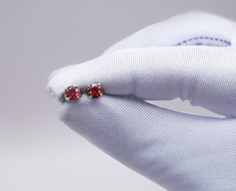 Arete de moissanita roja