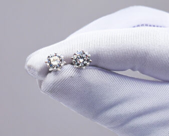 Arete de moissanita en forma de copo de nieve y corazones